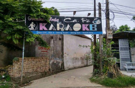 Mẫu thuẫn trong quán karaoke, vác dao đâm chết bạn