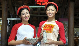 Ngọc Hân diện áo dài, diễu hành trên đường phố Huế