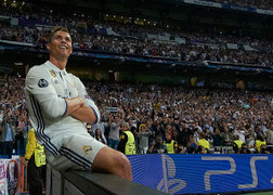 Ronaldo: Tôi ngồi xuống đây và không nói gì nữa