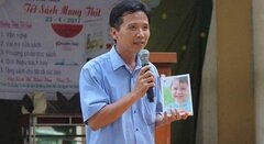 Xúc động thầy giáo Vĩnh Long lặn lội khắp nơi xin sách cho học trò