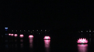 7 tòa sen khổng lồ rực sáng trên dòng Hương Giang mừng đại lễ Phật đản