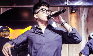 Chi Dân mướt mồ hôi vẫn diễn cực sung trên sân khấu