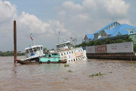 Chìm phà trên sông Đồng Nai, hành khách hoảng loạn tìm cách thoát thân