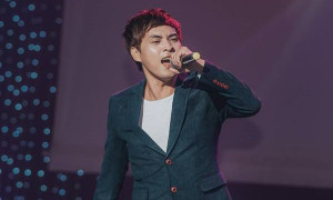 Khán giả náo loạn khi Hồ Quang Hiếu xuống sân khấu giao lưu