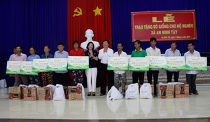 Masan Nutri-Science trao tặng 20 con bò giống cho người dân xã An Ninh Tây, tỉnh Long An