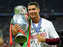 Ronaldo có 100 triệu người theo dõi trên Instagram