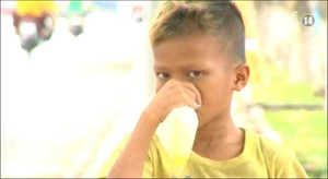 Rùng mình cảnh trẻ em hít 'keo chó' tìm cảm giác lạ