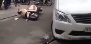 Video: Taxi nổ lốp đâm hàng loạt xe máy trước cổng bệnh viện, nhiều người bị thương