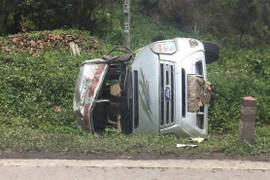 Xe khách mất lái lao xuống vệ đường, lật nghiêng ở Quảng Ninh