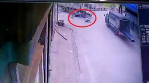 Xe máy phóng như tên bắn, lao thẳng vào bánh xe tải