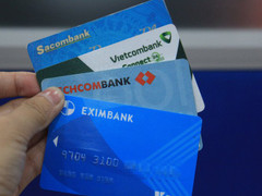Khách hàng 'còng lưng' gánh 25 loại phí thẻ ATM