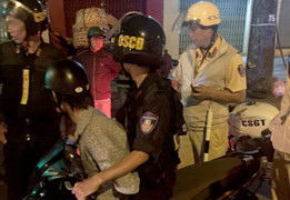 Dùng gậy gỗ đánh vào đầu cô gái trẻ để cướp xe tay ga