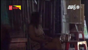 Clip: Gái mại dâm kê ghế ngồi vẫy khách công khai trên phố Sài Gòn