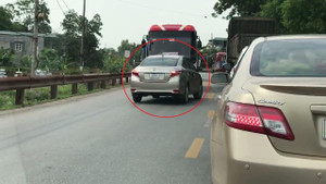 Ngang nhiên lấn làn, ô tô con bị xe khách dạy bài học nhớ đời