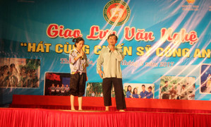 Nghệ sỹ Quang Tèo đội mưa diễn kịch tại ‘Hát cùng chiến sỹ công an'