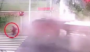 Người đi xe máy 'dịch chuyển tức thời', thoát chết ngoạn mục