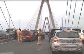 6 ô tô tông liên hoàn trên cầu Nhật Tân