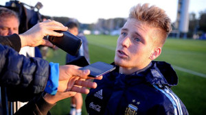 Cầu thủ U20 Argentina di chuyển như phim hành động để kịp sang Việt Nam