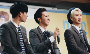 Monstar hạnh phúc giữa hàng trăm khán giả trong lần họp fan đầu tiên