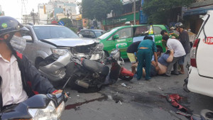 Nạn nhân hơn 100kg mắc kẹt giữa 2 ôtô sau cú tông liên hoàn