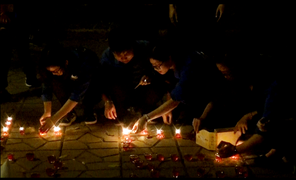 Video: Thế hệ trẻ thắp nến tri ân Đại tướng Võ Nguyên Giáp