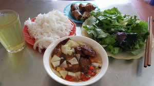 Thịt lợn giảm giá sốc, bún chả kiếm bộn