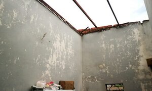 Gió lốc cuốn tốc mái nhiều nhà dân ở Đắk Lắk