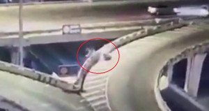 Mô tô phân khối lớn đâm vào thành cầu, nam thanh niên bay xuống đất chết thảm