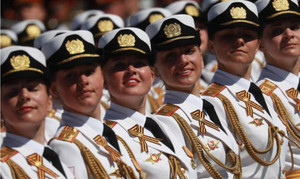 Ngắm bóng hồng Nga xinh đẹp rạng rỡ duyệt binh Ngày Chiến thắng