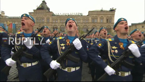 Video: 10.000 binh sỹ khoe sức mạnh cùng dàn vũ khí tối tân trên Quảng trường Đỏ