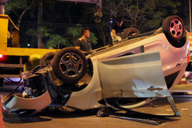 Tông trúng dải phân cách, xe hơi lật ngửa giữa phố Hải Phòng