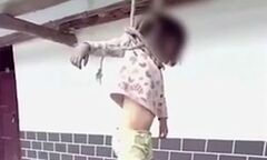 Xé đơn ly hôn của bố mẹ, bé gái bị đánh đập rồi treo trước nhà gây phẫn nộ