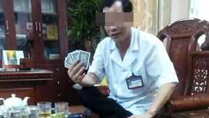 Xôn xao hình ảnh Giám đốc Bệnh viện đa khoa huyện đánh bạc tại phòng làm việc