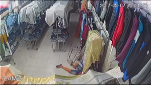 8 côn đồ mang hung khí xông vào shop thời trang chém người