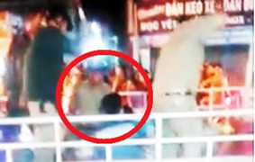 Bảo vệ dân phố dùng dùi cui đánh liên tiếp vào người bị còng tay