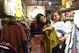 Cô gái kiếm bộn với nghề đi mua quần áo với khách