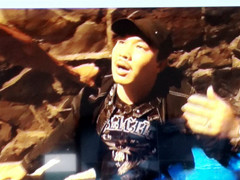 Mang 2 khẩu súng đã nạp đạn, lên nòng lượn phố Sài Gòn