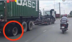 Container thủng lốp sau vẫn phóng vun vút trên đường