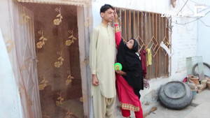 Mắc hội chứng 'người khổng lồ', cậu bé 13 tuổi cao gần 2 m