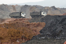 Mâu thuẫn khi vận chuyển than, một người bị đâm chết