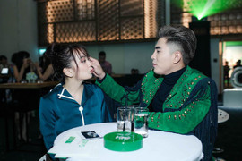 Will 365 ân cần chăm sóc bạn gái Kaity Nguyễn trong sự kiện