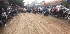 Bùn tấn công, hàng loạt xe máy 'vồ ếch' trên phố Sài Gòn