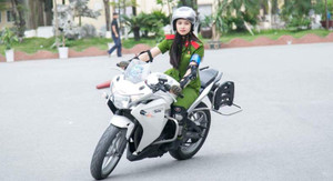 Gặp nữ sinh cảnh sát xinh đẹp lái mô tô phân khối lớn khiến bao chàng trai nể phục