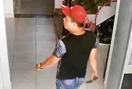 Clip: Trộm cầm dao, ngang nhiên đi khắp nhà lục tìm tài sản