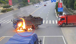 Đâm trúng bình xăng xe tải, người đi xe máy bốc cháy như đuốc