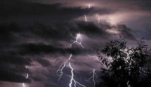 Dông sét đầu mùa, 'tử thần' ẩn nấp trên bầu trời