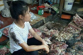 Bán thịt lợn giá rẻ, một phụ nữ bị hắt dầu luyn trộn chất thải vào người