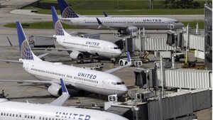 United Airlines lại gây tranh cãi khi đưa cốc cho hành khách đi vệ sinh tại chỗ