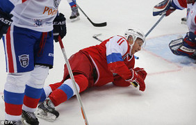 Xem Tổng thống Putin cực 'ngầu' khi chơi khúc côn cầu trên băng