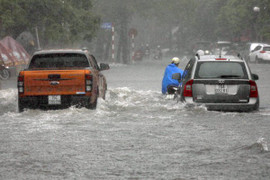 Mưa trắng trời Hải Phòng, xe máy, ô tô bì bõm giữa biển nước